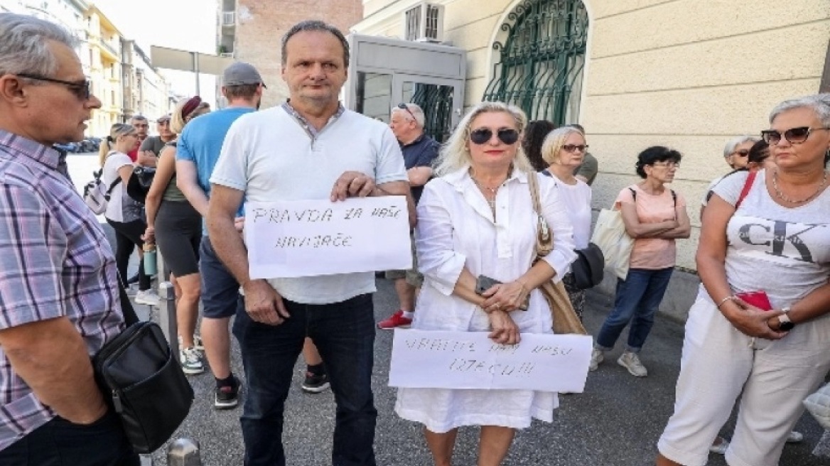 Νέα Φιλαδέλφεια: Γονείς των προφυλακισμένων χούλιγκαν έξω από το υπουργείο Εξωτερικών της Κροατίας