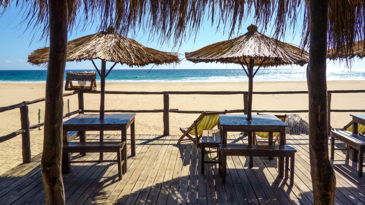 Χαλκιδική: Καταγγελία ότι γνωστό beach bar απαγόρευσε σε γονείς να ταΐσουν το παιδί τους