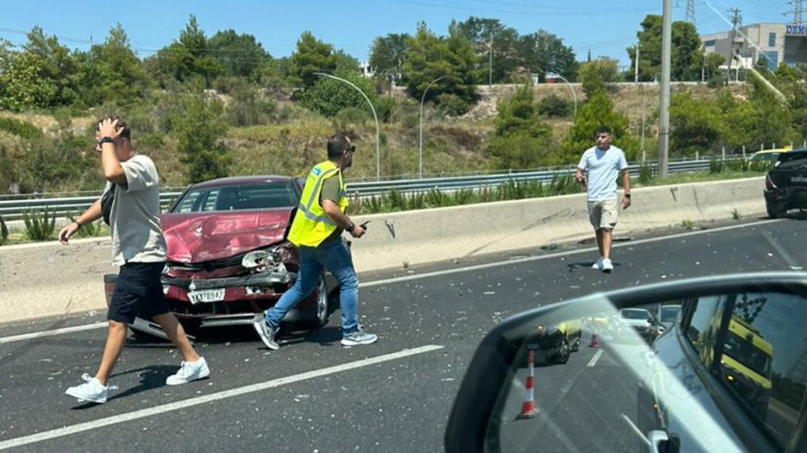 Καραμπόλα τεσσάρων αυτοκίνητων στην Αθηνών-Λαμίας στο ύψος του Αγίου Στεφάνου - Δείτε φωτογραφίες