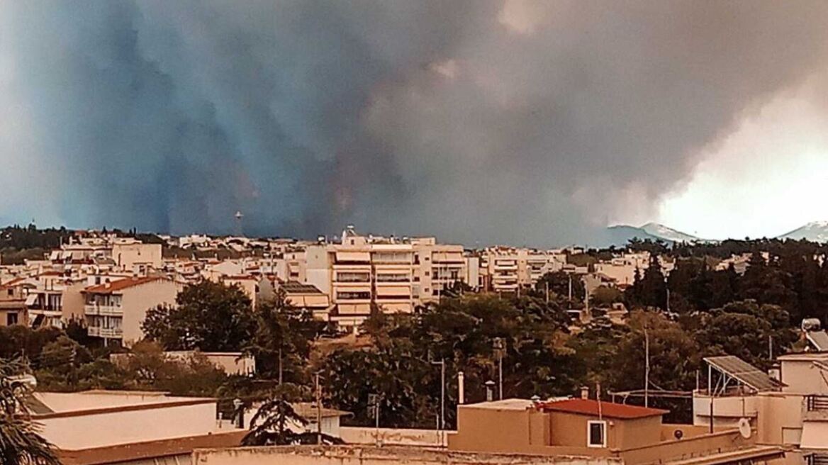 Φωτιά στην Αλεξανδρούπολη: Επί ποδός ΕΚΑΒ και Λιμενικό - Ένας πυροσβέστης και ένα ζευγάρι ηλικιωμένων στο νοσοκομείο