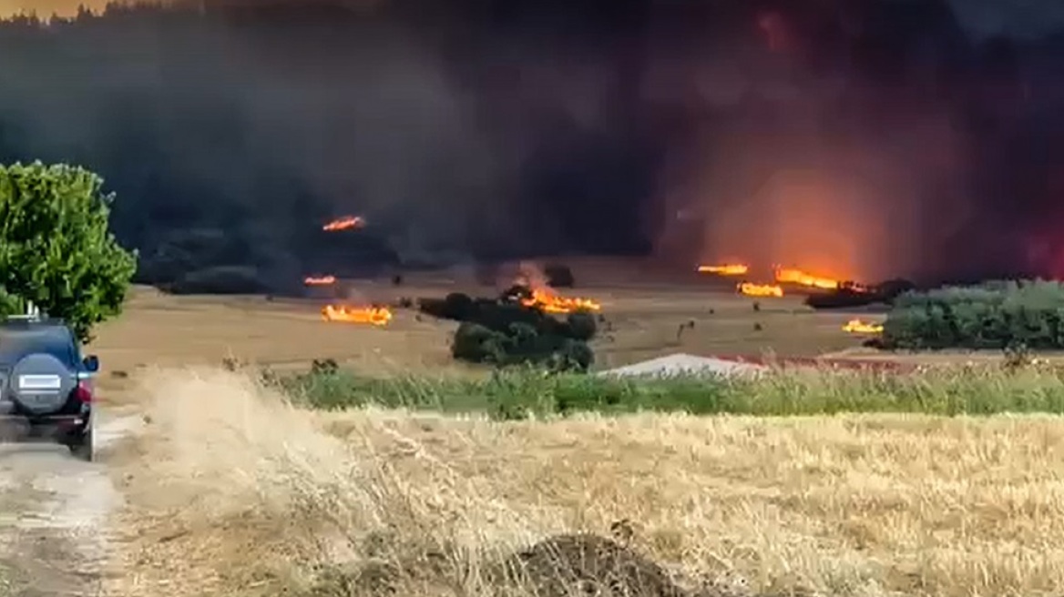 Φωτιά στην Αλεξανδρούπολη: Φλόγες περικύκλωσαν τηλεοπτικό συνεργείο