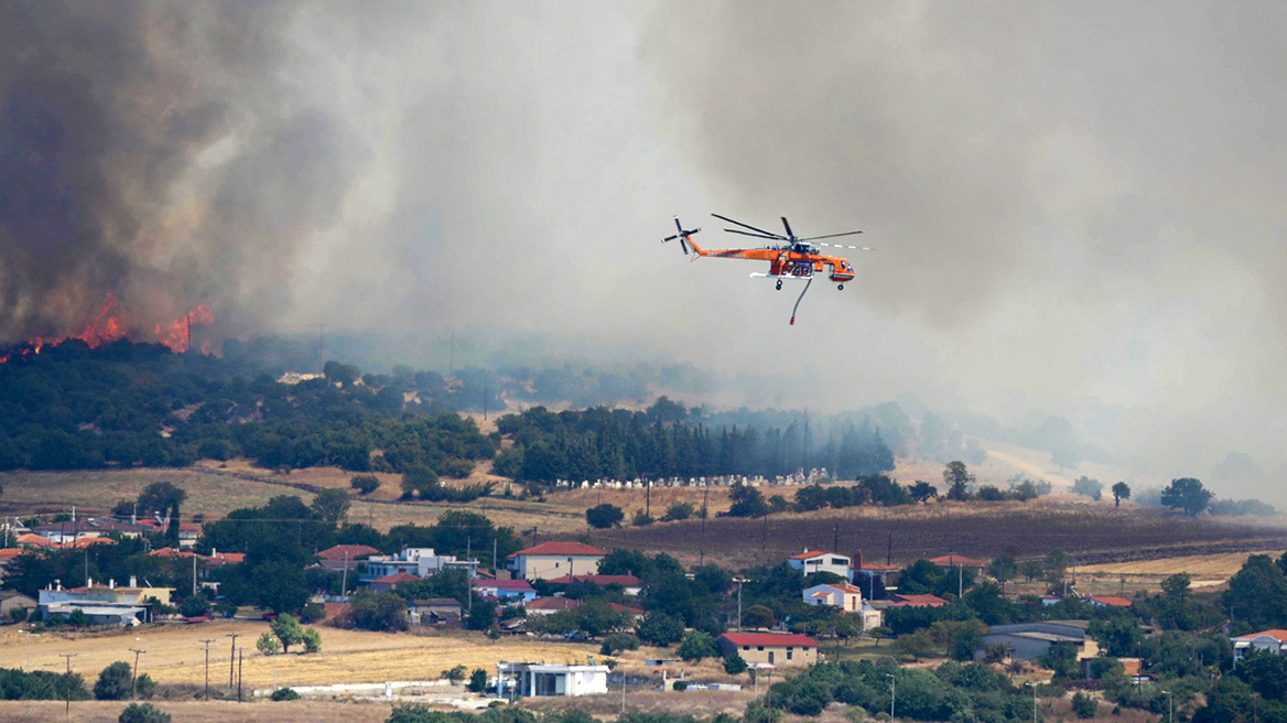 Αλεξανδρούπολη: Μαίνεται η φωτιά - Άρχισαν ρίψεις νερού από εναέρια μέσα