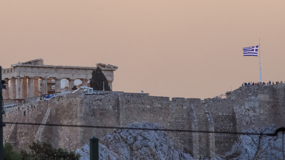 Φωτιά στη Φυλή: Το πυκνό σύννεφο καπνού σκέπασε την Ακρόπολη