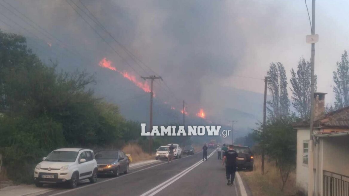 Φωτιά στη Μακρακώμη: Εντολή εκκένωσης για το χωριό Βίτωλη