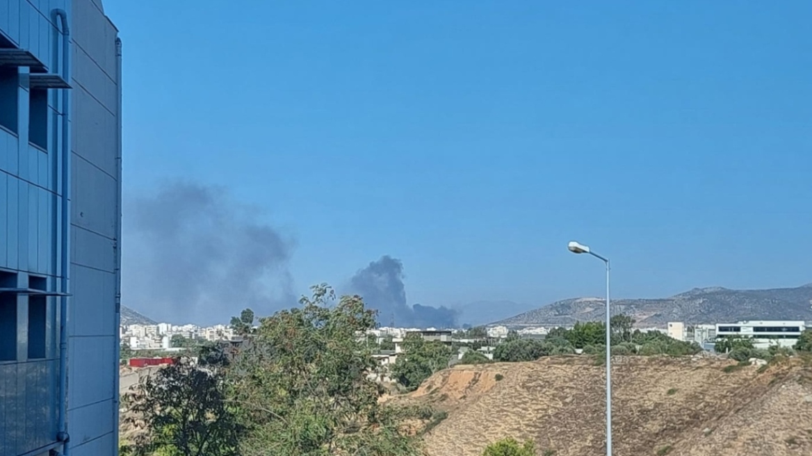 Φωτιά στον Ασπρόπυργο - Κίνηση: Πού έχει διακοπεί η κυκλοφορία