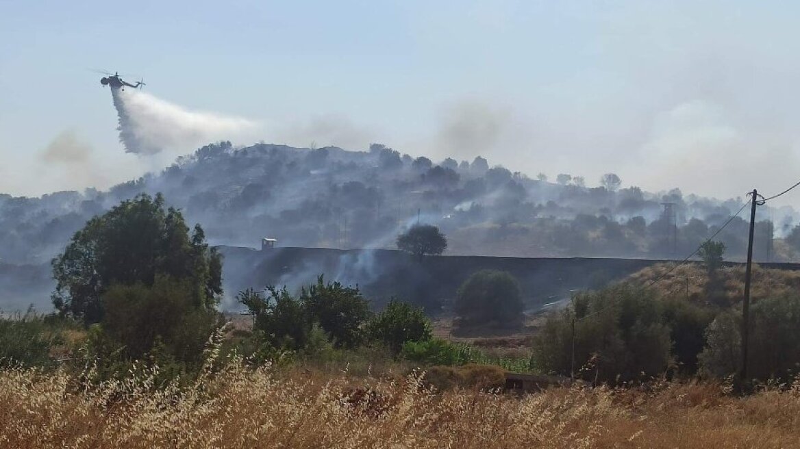 Φωτιά στον Ασπρόπυργο, κοντά στη βιομηχανική ζώνη - Μήνυμα από το 112 για εκκενώσεις