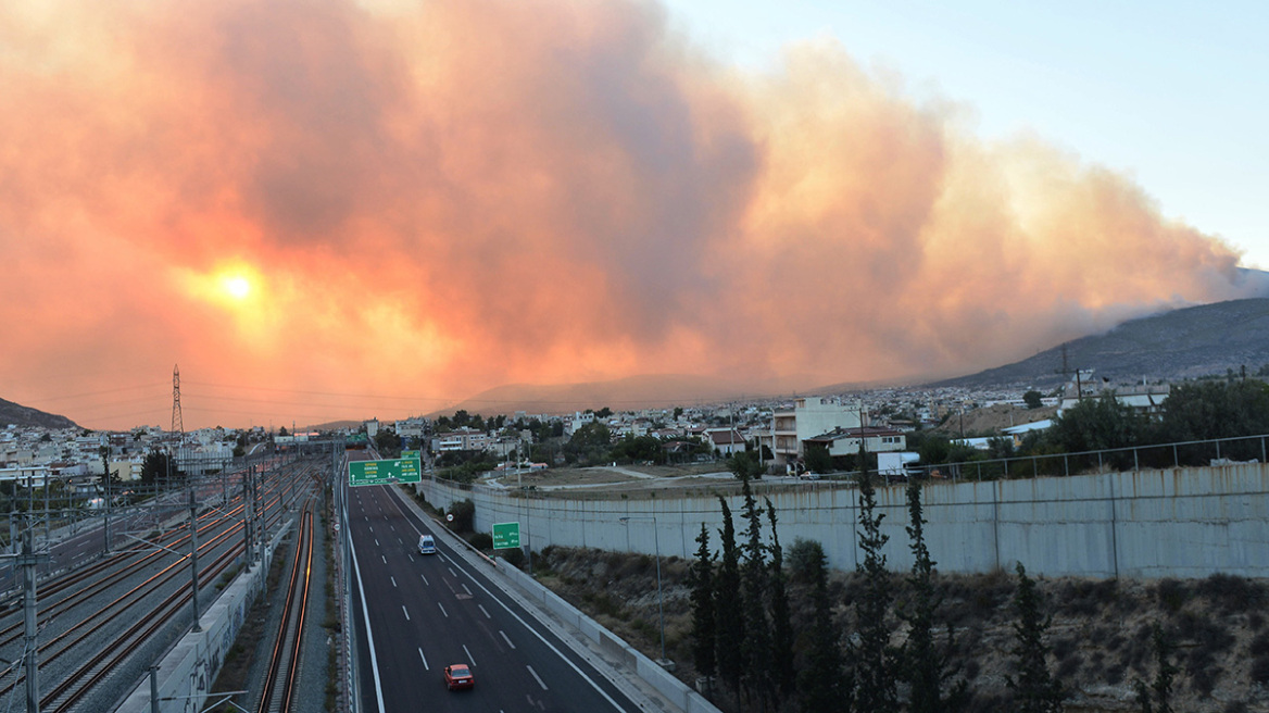 Φωτιά στη Φυλή: Ασύλληπτες εικόνες από το πυκνό σύννεφο καπνού πάνω από την Αττική Οδό