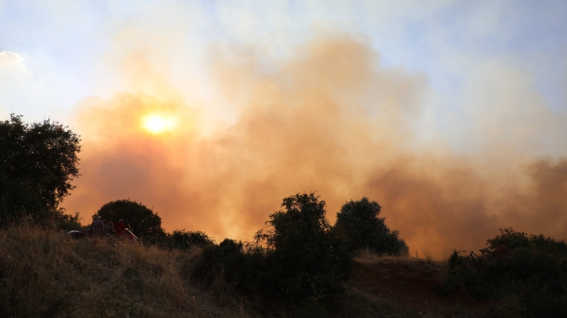 Ροδόπη: Μικρές αναζωπυρώσεις αντιμετωπίζουν σε Μίσχο και Άνω Δροσίνη οι πυροσβέστες