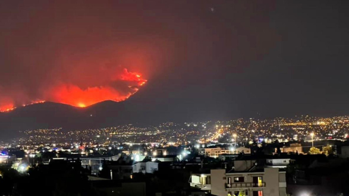 Δύσκολη νύχτα στην Αττική: Οι φλόγες απειλούν την Πάρνηθα - Κάηκαν σπίτια και αυτοκίνητα στη Χασιά, δείτε βίντεο και φωτογραφίες