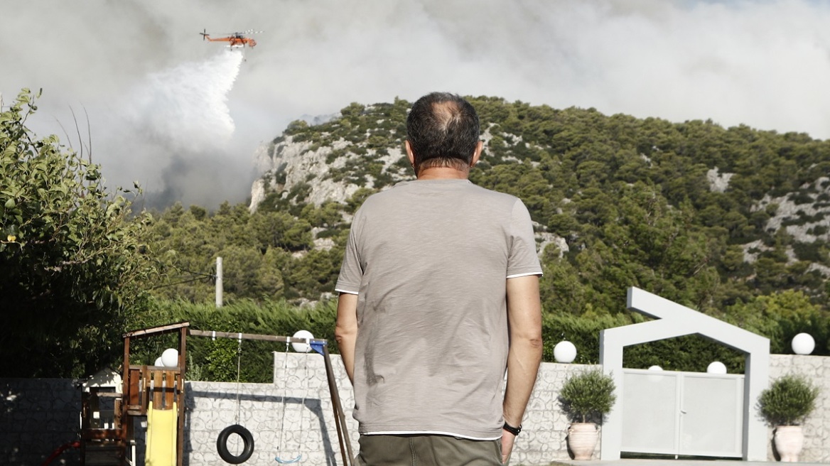 Φωτιά στην Πάρνηθα: Εκκενώθηκαν γηροκομεία στο Μενίδι - Ένας υπερήλικας στο νοσοκομείο, μεταφέρθηκαν πάνω από 150 άτομα