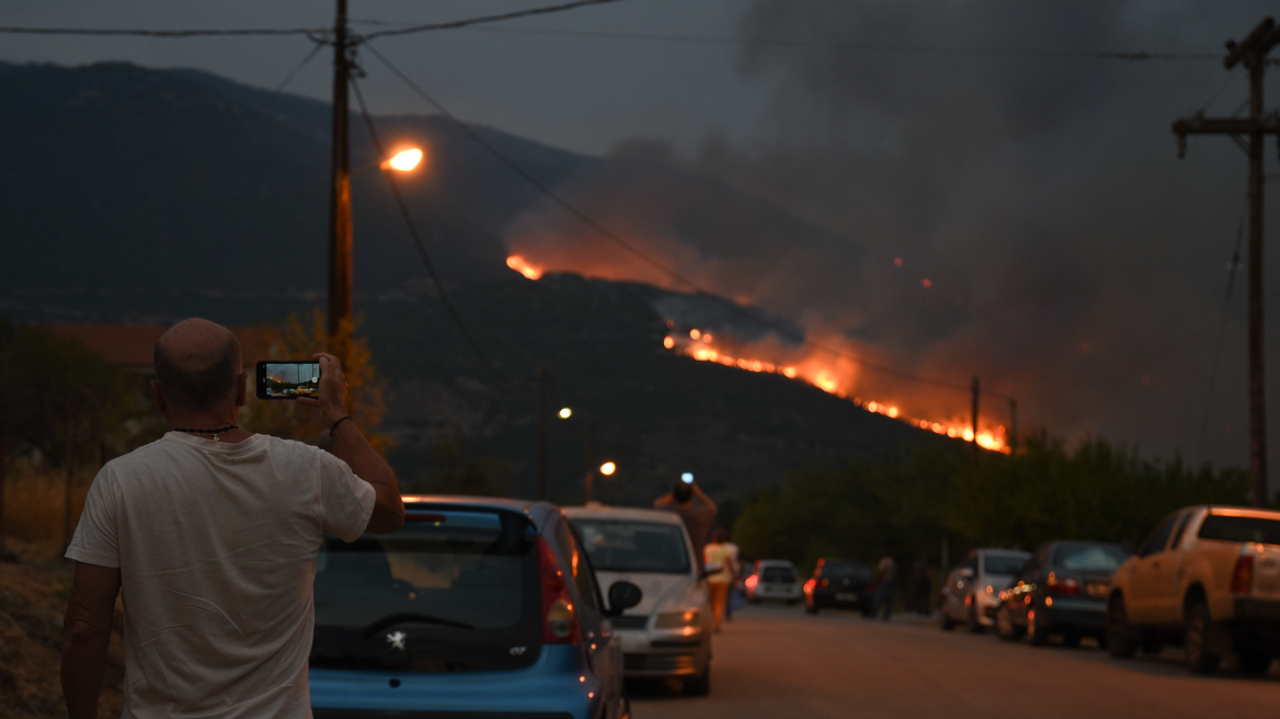 Φωτιά στην Βοιωτία: Φόβοι να μην φτάσουν οι φλόγες την κορυφή του Ελικώνα και πλησιάσει στο ελατόδασος