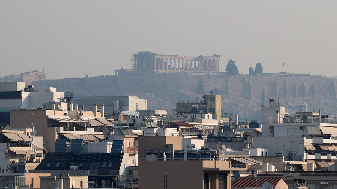 Φωτιά στην Πάρνηθα: «Πνιγμένη» στον καπνό η Αθήνα, αποπνικτική και σήμερα η ατμόσφαιρα - Δείτε φωτογραφίες