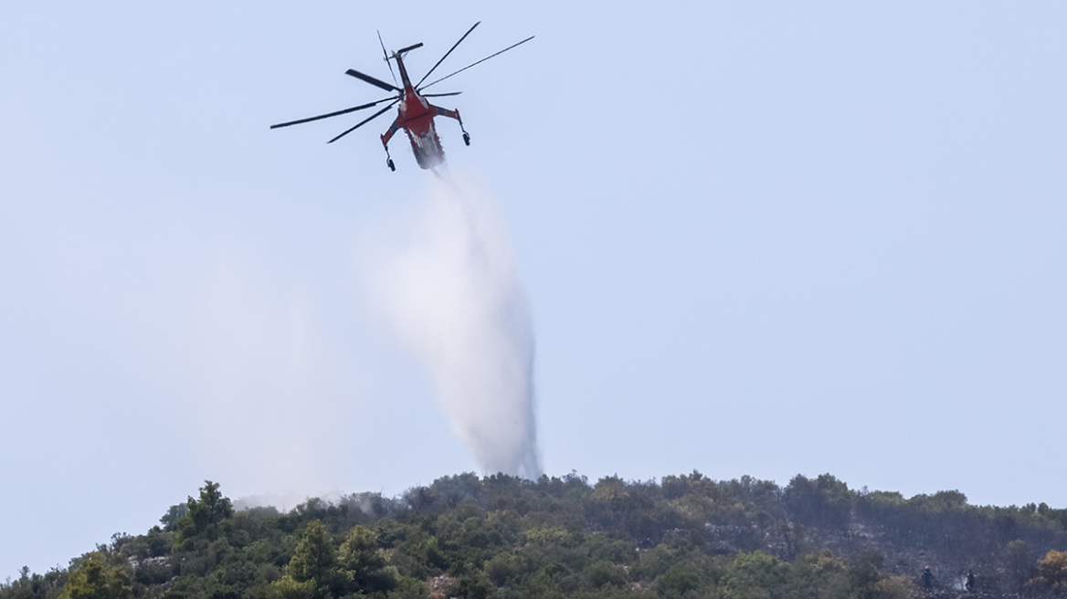 Φωτιά στην Πάρνηθα: Εντυπωσιακό βίντεο από ελικόπτερο της Πυροσβεστικής - Οι ρίψεις σε χαράδρα και οι πυκνοί καπνοί