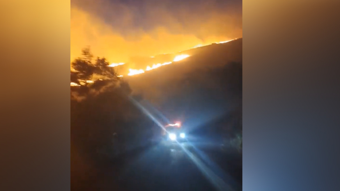 Φωτιά στην Άνδρο: Ενισχύθηκαν οι δυνάμεις - Μαίνεται το μέτωπο στο Βιτάλι