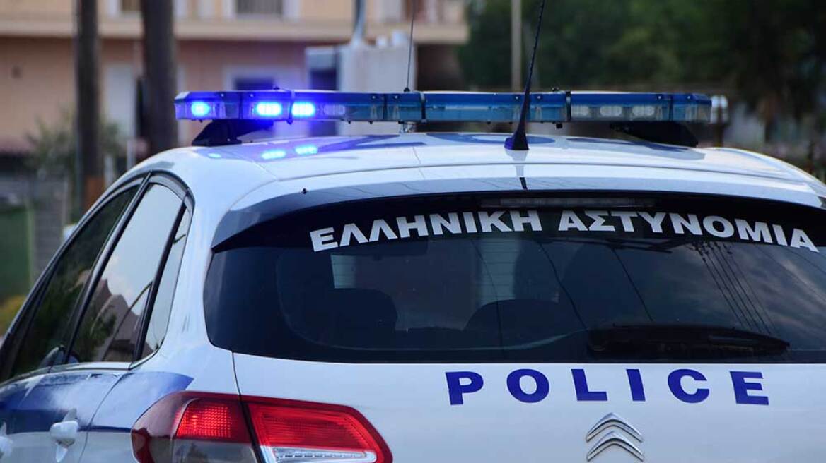 Κερατσίνι: Χειροπέδες σε 55χρονο που απείλησε με μαχαίρι τέσσερις ανήλικους - Είχε και πιστόλι ρέπλικα