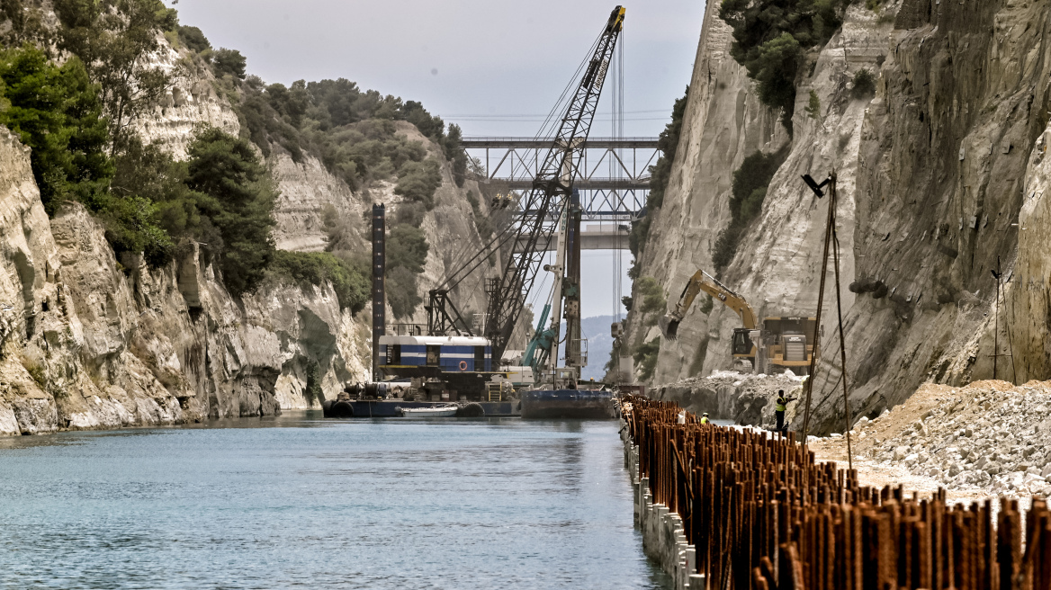 Φορτηγό πλοίο προσέκρουσε στον δίαυλο της διώρυγας της Κορίνθου