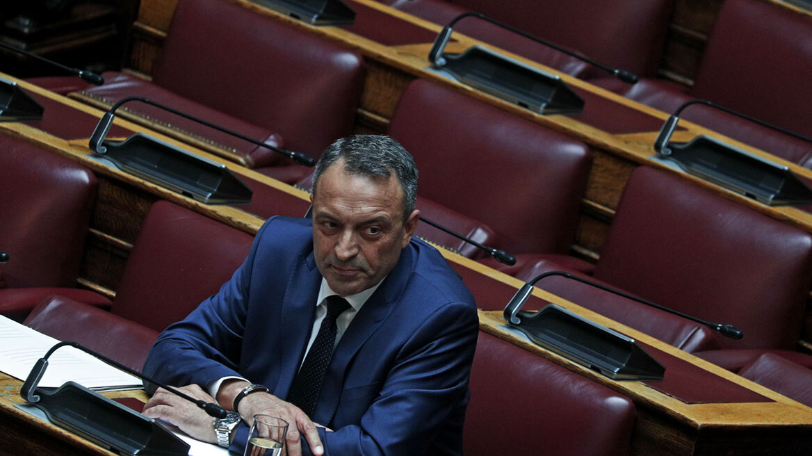 Ξεκατίνιασμα στους Σπαρτιάτες: Είστε «Greek Mafia» με Δον Κορλεόνε τον Κασιδιάρη, λέει ο Στίγκας - «Είσαι δικτατορίσκος» απαντούν οι 11