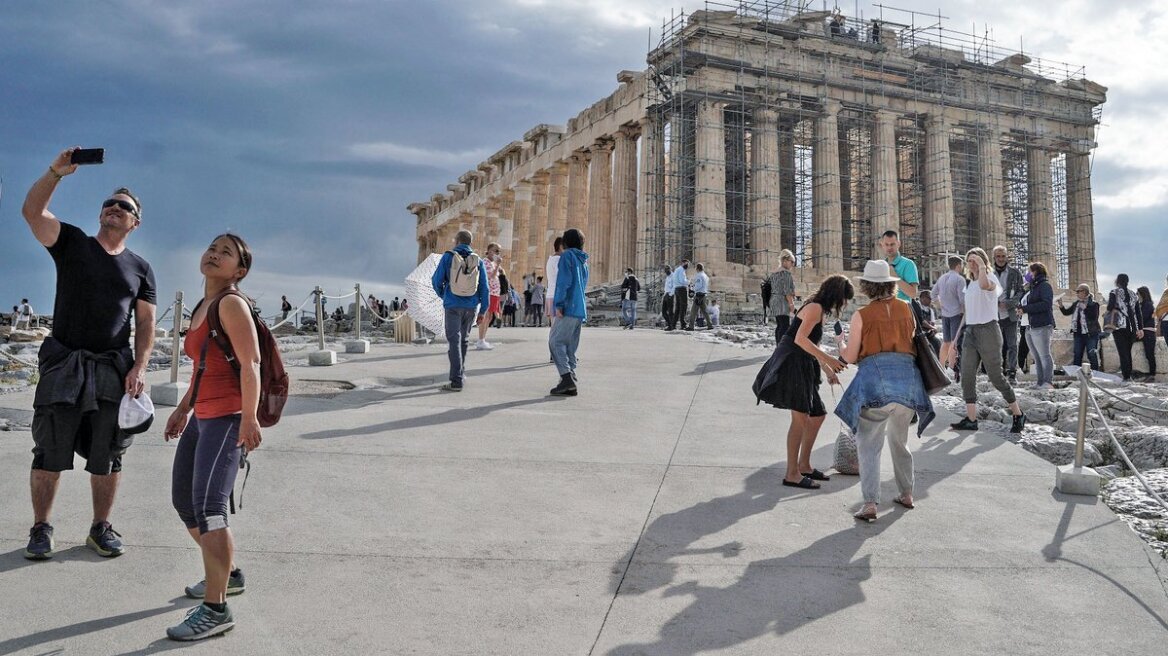 Ακρόπολη: Μπαίνει «κόφτης» στους 20.000 επισκέπτες ημερησίως - «Σκοπός μας η προστασία του μνημείου» λέει η Μενδώνη