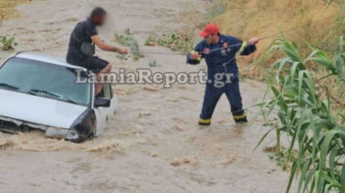 Κακοκαιρία «Daniel»: Αυτοκίνητο παρασύρθηκε από χείμαρρο στη Λαμία - Οι πυροσβέστες απεγκλώβισαν τον οδηγό - Βίντεο