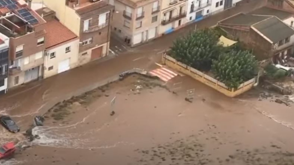 Κακοκαιρία στην Ισπανία: Αποκλείστηκαν στις στέγες των σπιτιών τους - Δύο νεκροί, δύο αγνοούμενοι