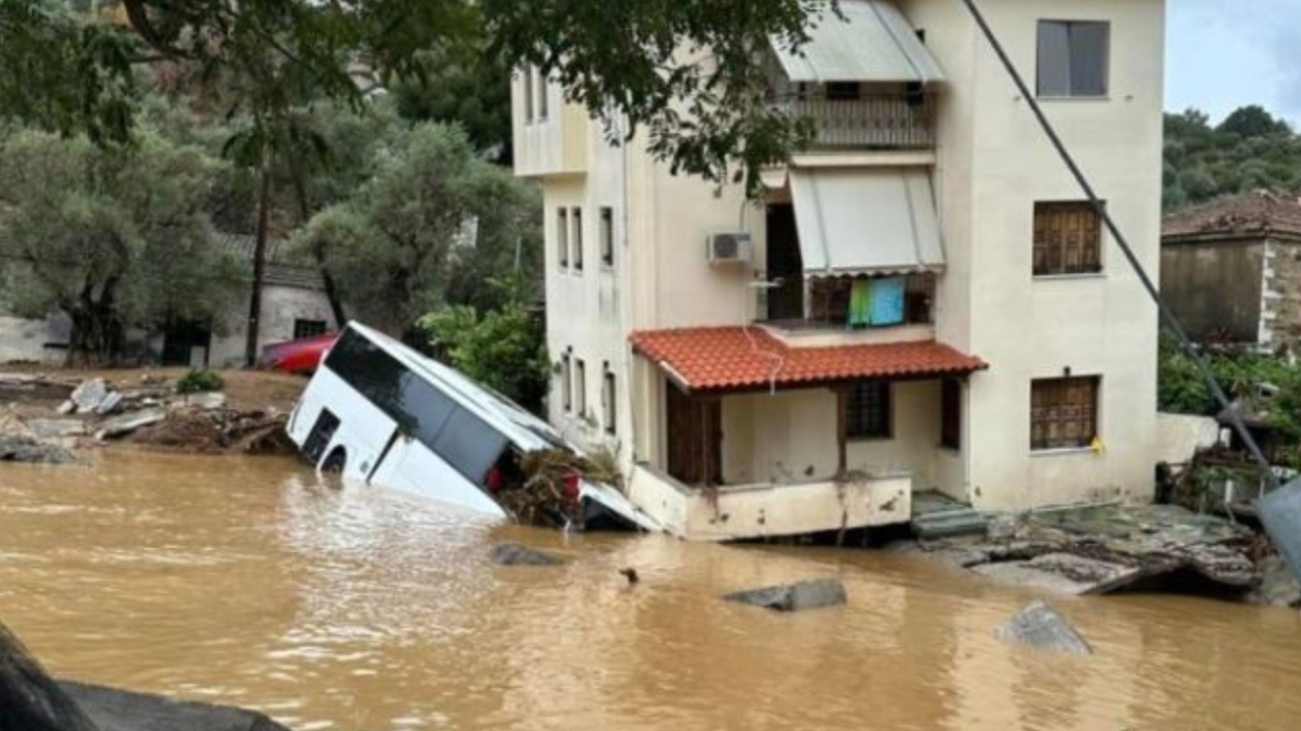 Κακοκαιρία Daniel - Μαγνησία: Σπίτι στο Πήλιο «στηρίζεται» σε λεωφορείο - Δείτε φωτογραφίες με τον πλημμυρισμένο Βόλο από ψηλά