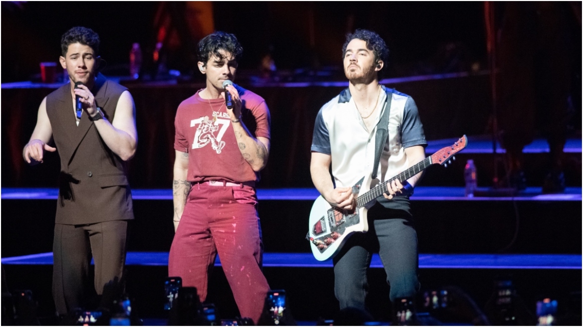 Jonas Brothers: Έκαναν μια ομαδική αγκαλιά στην πρώτη τους εμφάνιση μετά την κατάθεση διαζυγίου του Τζο από την Τέρνερ