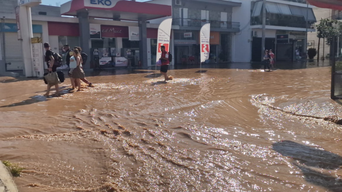 Λάρισα: Συνεχίζονται οι απεγκλωβισμοί στον Άγιο Θωμά - Δεκάδες σπίτια πλημμυρισμένα και αυτοκίνητα κάτω από τα λασπόνερα