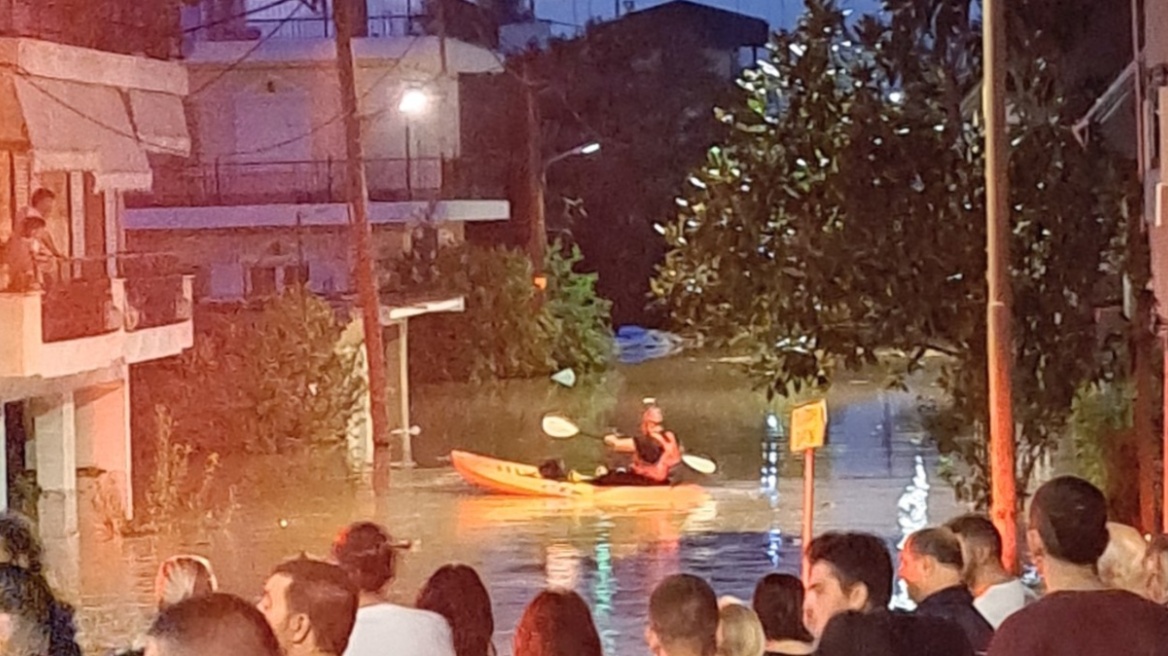 Κακοκαιρία «Daniel»: Έκλεισε η Εθνική Οδός στο ύψος της Λάρισας λόγω υπερχείλισης του Πηνειού