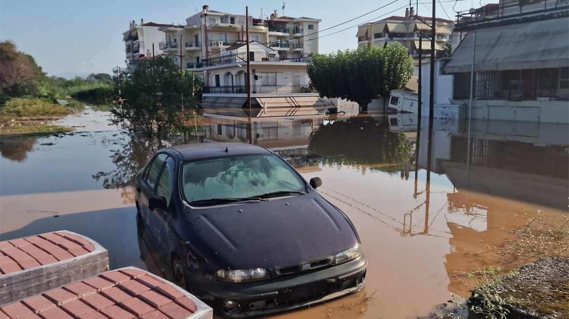 Λάρισα: Συνεχίζονται οι απεγκλωβισμοί - Μέχρι τους πρώτους ορόφους πολυκατοικιών τα λασπόνερα