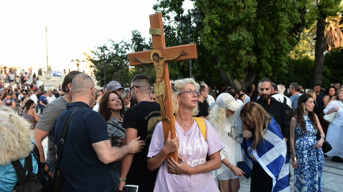 Σύνταγμα: 32 προσαγωγές ατόμων που προσπάθησαν να μπουν στη συγκέντρωση κατά των νέων ταυτοτήτων