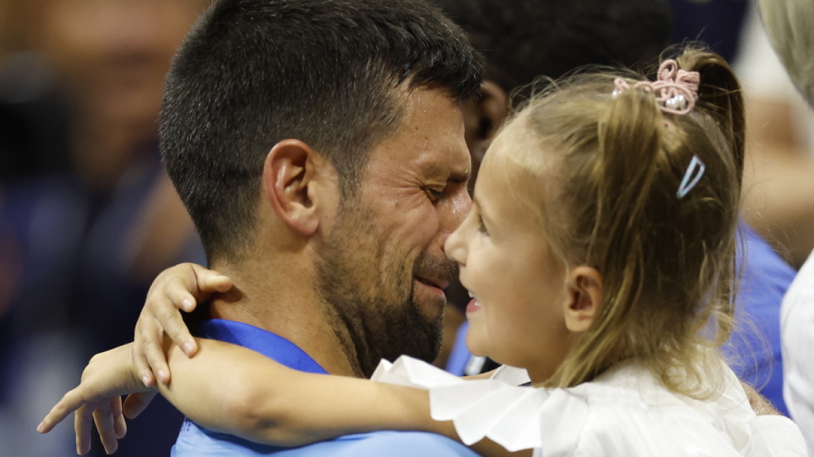 H τρυφερή στιγμή του τελικού του US Open - H αγκαλιά του Τζόκοβιτς στα παιδιά του μετά τον θρίαμβο - Βίντεο 