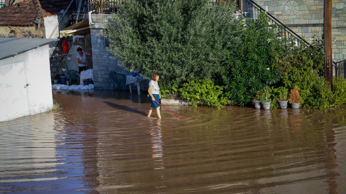 Λάρισα: Μειώνεται η στάθμη του νερού στον Πηνειό - Παραμένουν τα προβλήματα, βυθισμένα στη λάσπη τα σπίτια