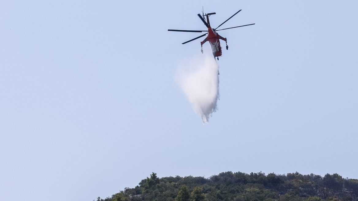 Φωτιά στο Παγγαίο: Ενισχύθηκαν οι δυνάμεις - Ρίψεις νερού από ένα ελικόπτερο