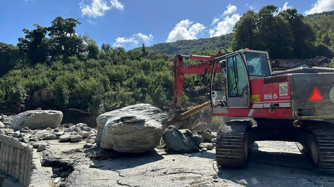 Πλημμύρες στη Θεσσαλία: Πυρετώδεις εργασίες από στρατό και περιφέρεια στο οδικό δίκτυο του Πηλίου