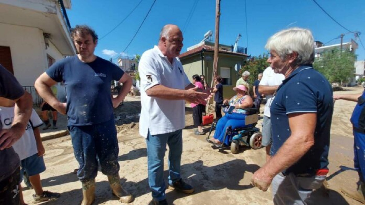 Βόλος: Ο Μπέος... έπεσε πάνω σε εθελοντές της ΚΝΕ και εξαγριωμένους κατοίκους - «Μαλ... χοντρέ» (βίντεο)