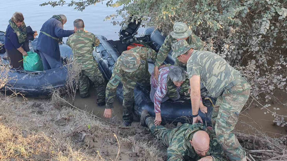 Συγκλονιστικό στιγμιότυπο: Πεζοναύτης ξαπλώνει στις λάσπες για να περάσουν πάνω του ηλικιωμένοι πλημμυροπαθείς