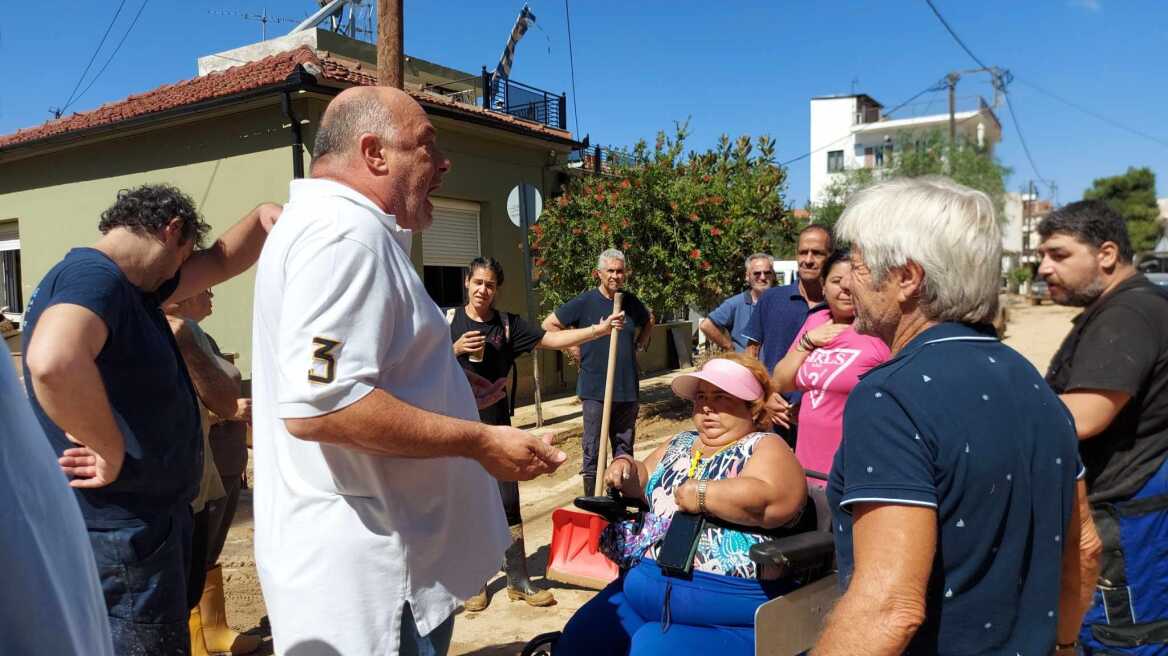 Αχιλλέας Μπέος: «Γραφικά κομματόσκυλα» λέει μετά το επεισόδιο με μέλη της ΚΝΕ και οργισμένους πολίτες