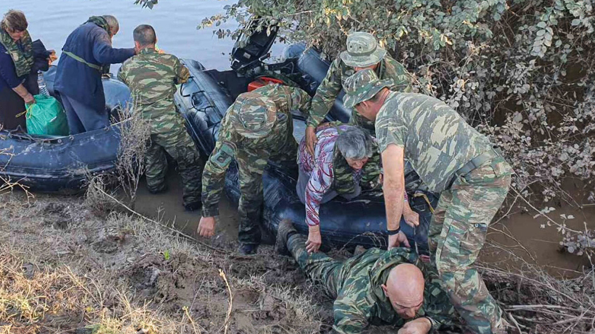 Ποιος ειναι ο πεζοναύτης που ξάπλωσε στις λάσπες για να περάσουν πάνω του ηλικιωμένοι πλημμυροπαθείς