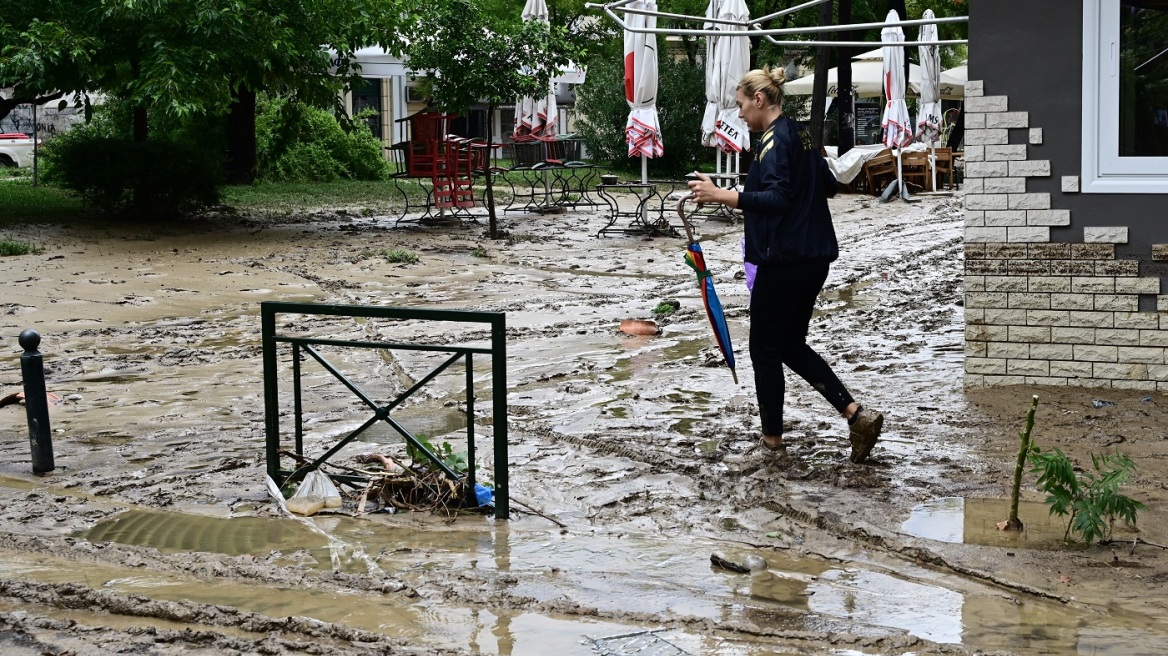 Βόλος: Για ένατη μέρα χωρίς πόσιμο νερό - Τόνοι λάσπης και σκόνη «πνίγουν» την πόλη