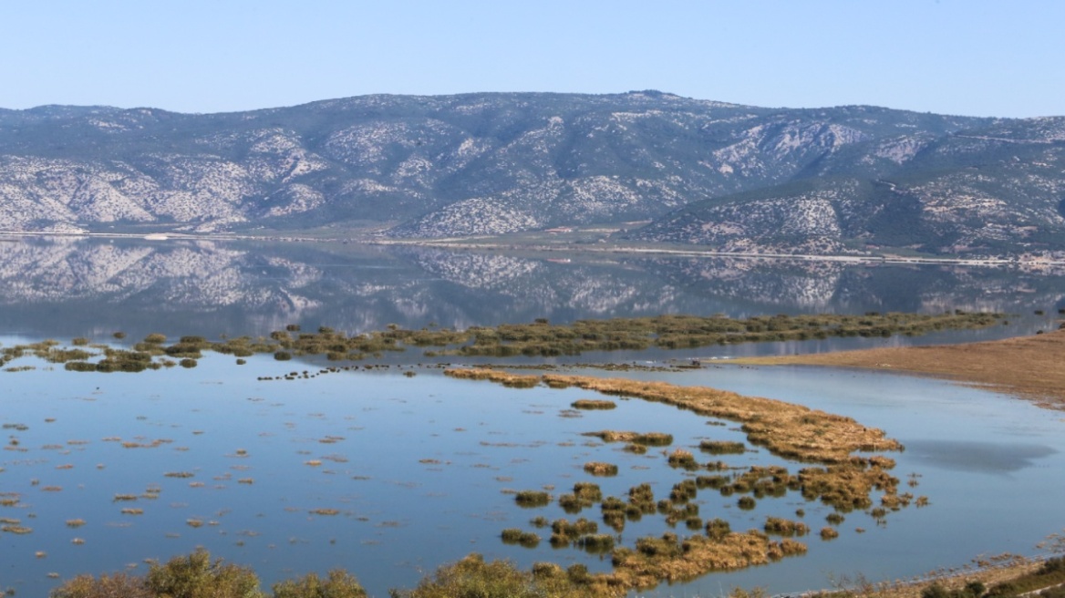 Θεσσαλία: Ανεβαίνει επικίνδυνα η στάθμη νερού στη λίμνη Κάρλα, φόβοι για νέο πλημμυρικό φαινόμενο