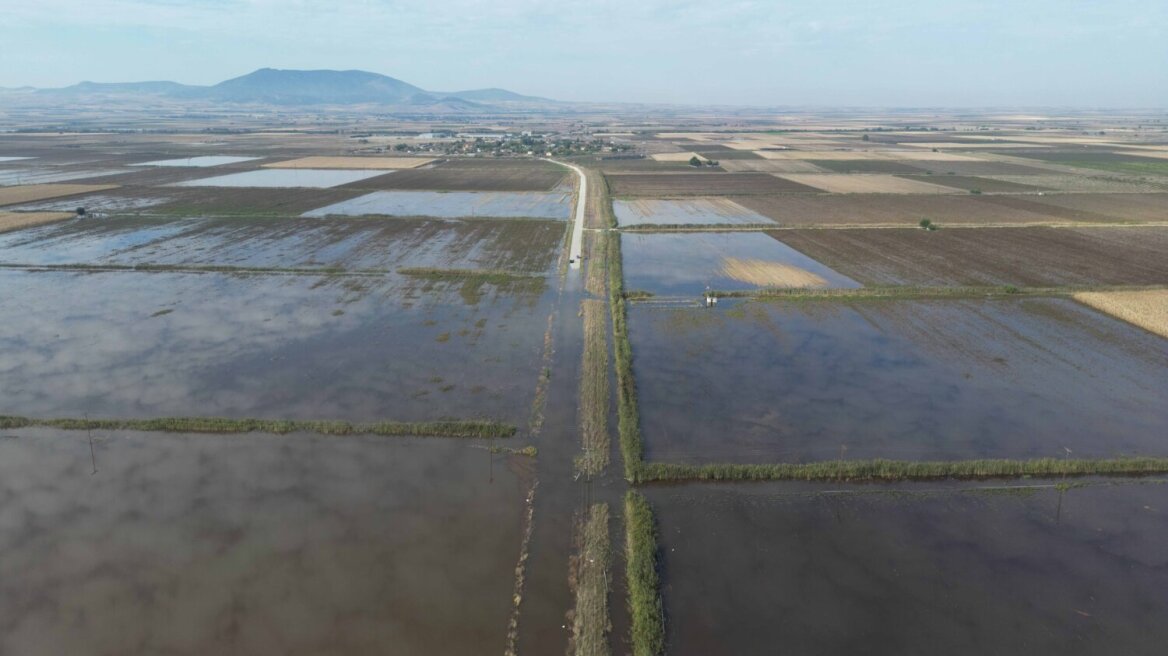 Θεσσαλία: «Λίμνη» οι αγροτικές εκτάσεις γύρω από το Αχίλλειο δίπλα στη λίμνη Κάρλα