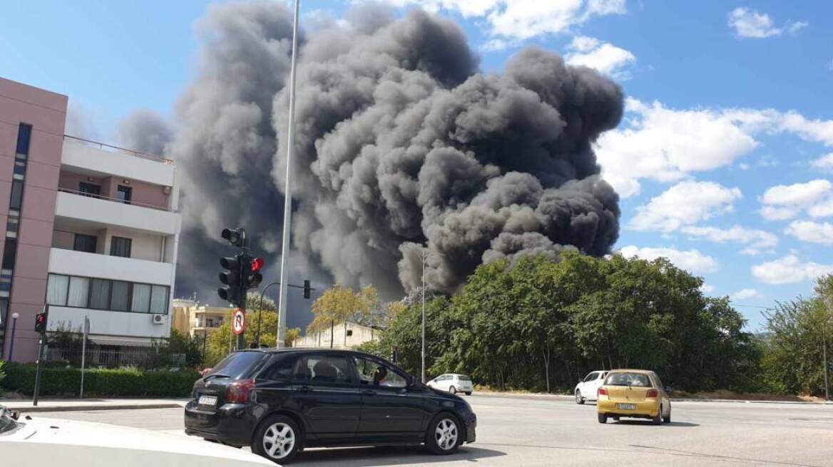 Υπό έλεγχο η φωτιά σε παλιό εργοστάσιο έξω από την Κομοτηνή - «112» στους κατοίκους για τους καπνούς