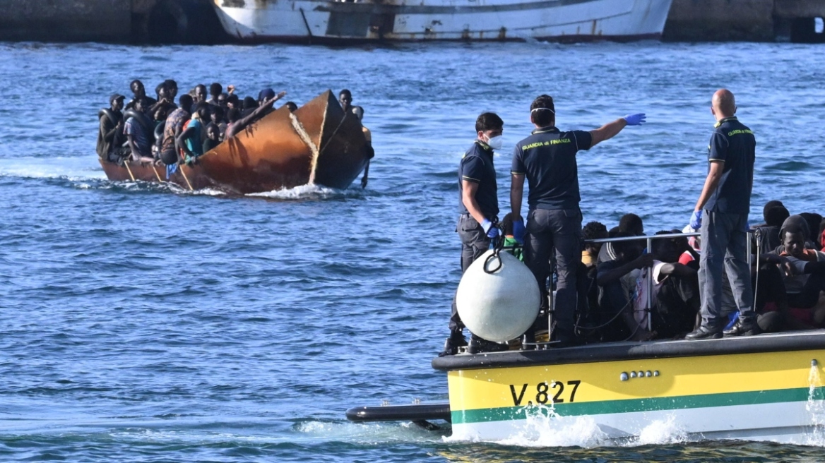 Ιταλία: Μέσα μια ημέρα έφτασαν στην Λαμπεντούζα 670 μετανάστες