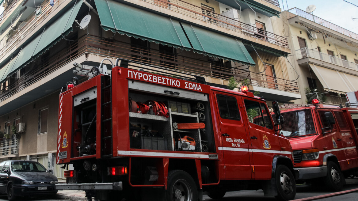 Υπό έλεγχο η φωτιά σε διαμέρισμα στο Μετς