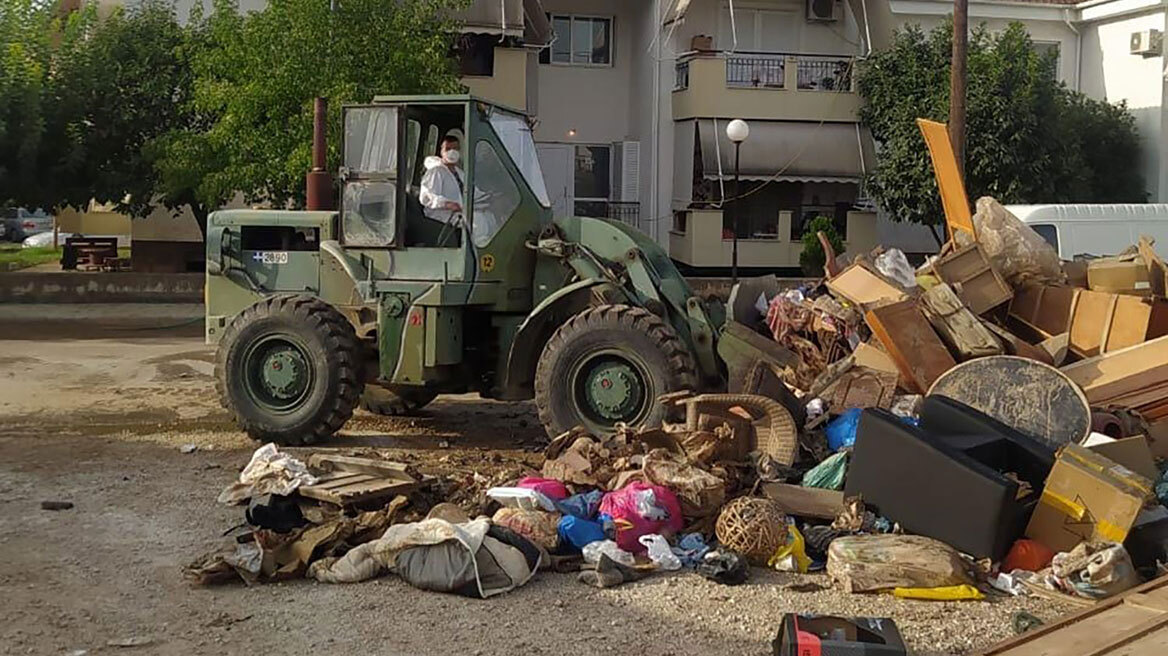 Συνεργεία του στρατού επιχειρούν σε πλημμυρισμένα σπίτια στη Θεσσαλία - Δείτε φωτογραφίες