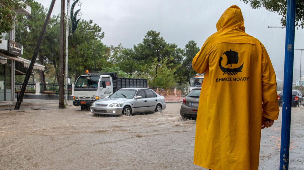 Νέο μήνυμα του 112 στον Βόλο, σε ισχύ η απαγόρευση κυκλοφορίας - «Πνίγηκε» η Εύβοια, φόβοι για υπερχείλιση του Σπερχειού