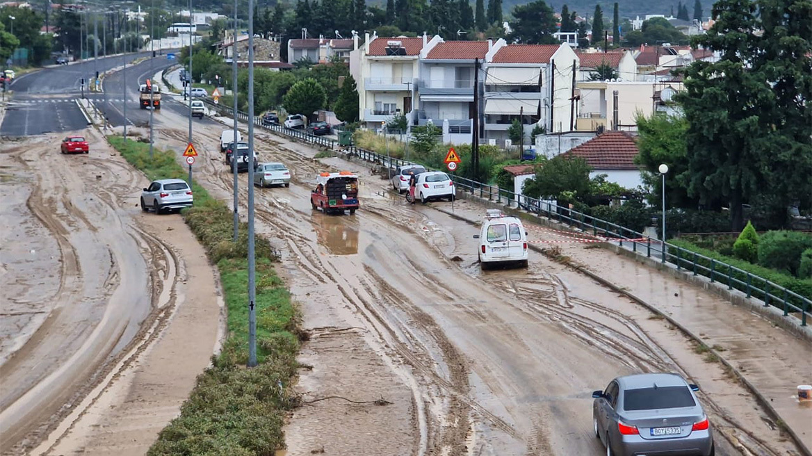 Κακοκαιρία Elias: Στις λάσπες κολλημένα τα αυτοκίνητα στον Βόλο - Δείτε φωτογραφίες