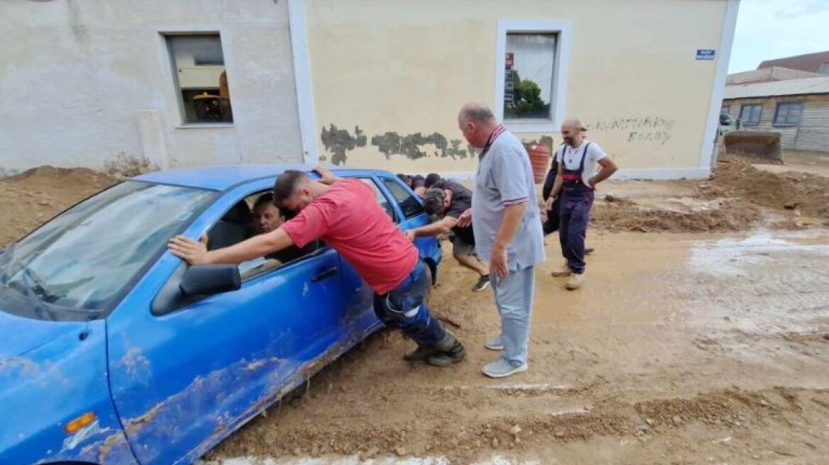 Αγριά Βόλου - Μπέος: «Σπρώξτε καυλ....ρόπαιδα» λέει για να εμψυχώσει ομάδα ανδρών να απεγκλωβίσουν αυτοκίνητα (βίντεο)