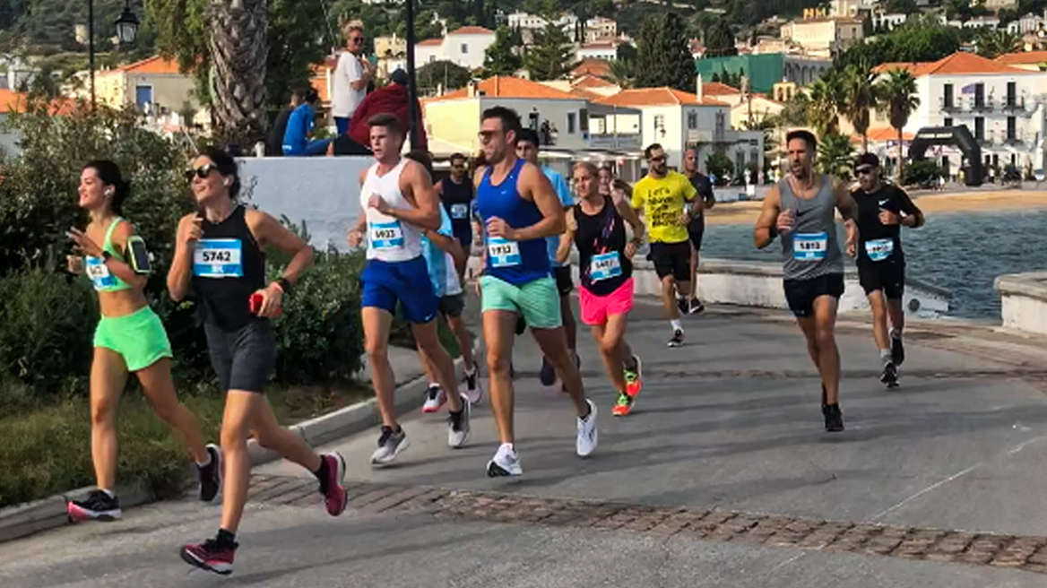 Στέφανος Κασσελάκης: Έτρεξε με τον Τάιλερ στο Spetses Mini Marathon - Δείτε βίντεο 