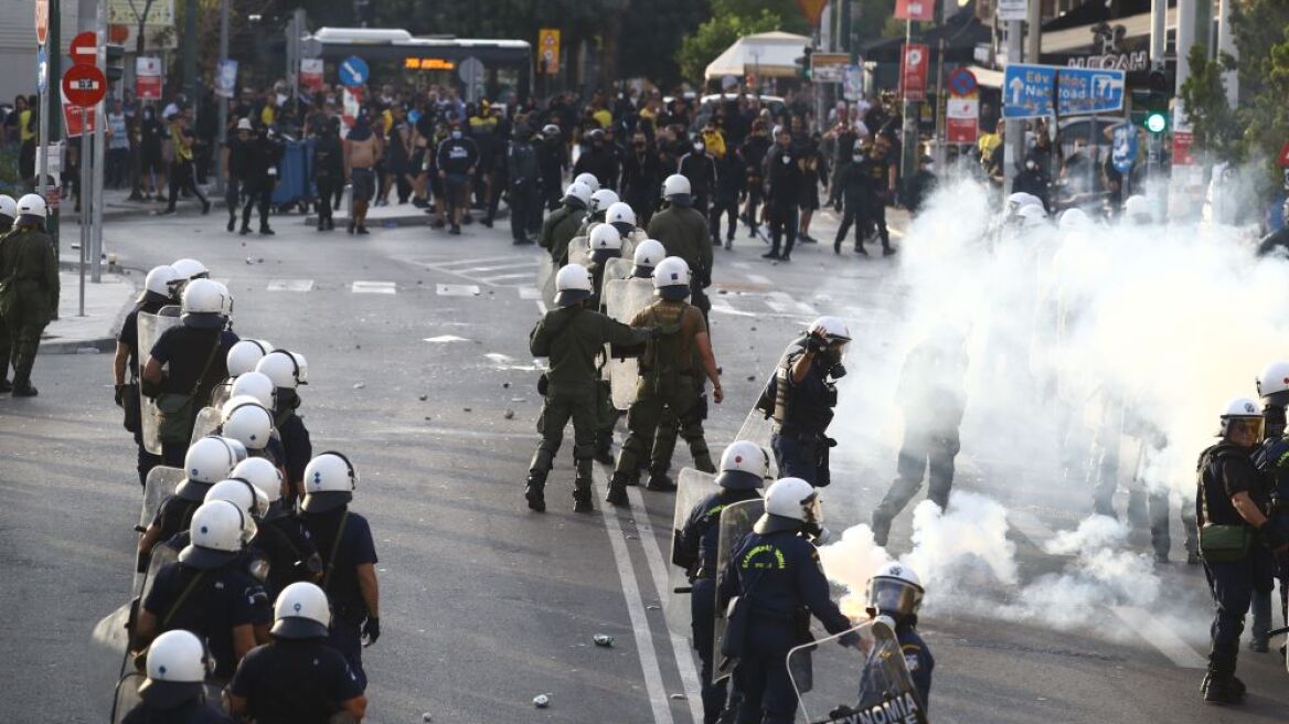 ΑΕΚ - Άγιαξ: Ένταση και χημικά στη Νέα Φιλαδέλφεια κατά την άφιξη των φιλοξενούμενων οπαδών - Δείτε βίντεο